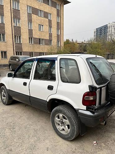 машина на ходу: Продается компактный 5‑дверный внедорожник белого цвета с черным — 4