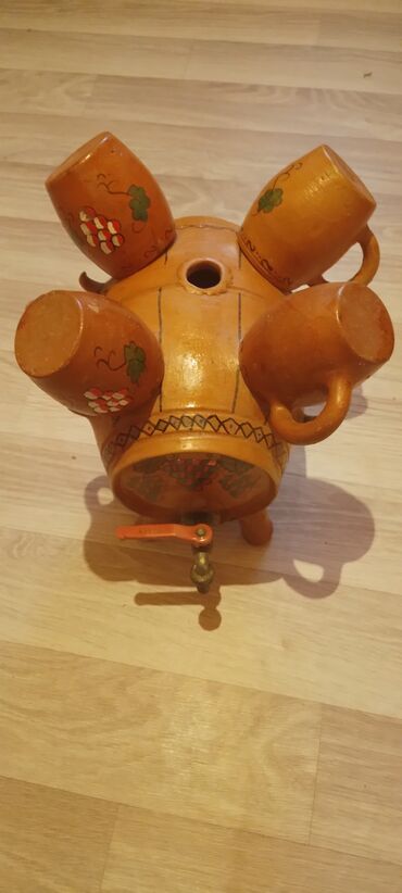 qab qaca: Krantlı gil şərab(içki) qabı.Sınığı və çartlağı yoxdur.Stəkanları və