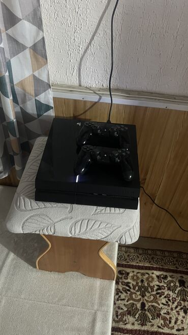 PS4 (Sony PlayStation 4): Игровая консоль sony playStation 4 в черном корпусе Компактная и