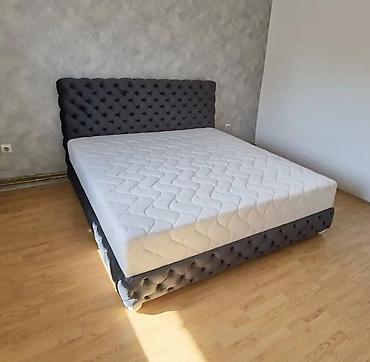Kreveti: Tapacirani krevet sa visokim uzglavljem i mekim dijamantskim štepovima — 12