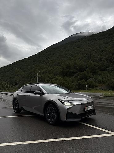 byd e1: Toyota bZ3: 2024 г., Электромобиль, Седан — 4