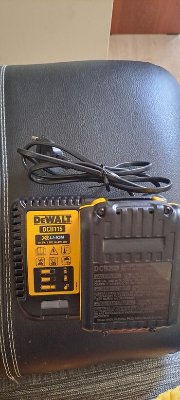 видо камира: Комплект зарядное Dewalt dcb115 (4ампер) батарея 20в (2ампер)все в