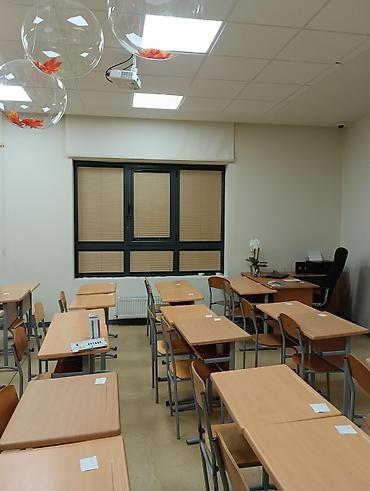 ofis alemi: Sinif otağı üçün ev 🏠 və 🏡 üçün ofislərə uyğun müasir görünüş pilise — 1