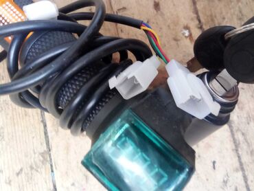 Açarlar, zamoklar, pultlar: Elektrikli velosiped və ya skuterdə istifadə üçün nəzərdə tutulmuş