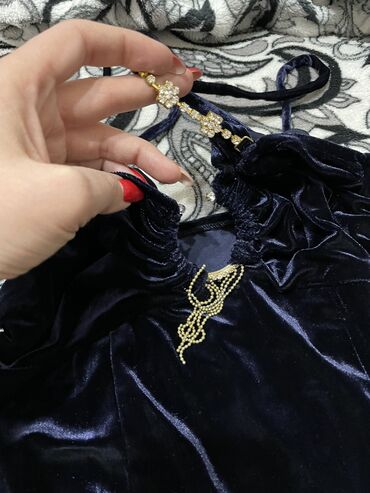 Повседневные платья: Желтое платье со шлейфом без лямок синие платье с драпировкой — 7