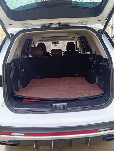 Digər Avtomobillər: VGV ağ rəngli şəhər krossoveri Xüsusiyyətlər: - Geniş xrom radiator — 9