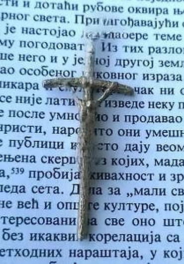 Ostali antikviteti: Dva KRSTa privesci. Privezak krst je lepo izrađen verski dodatak koji — 8