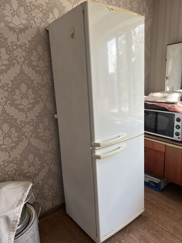 футбольный стол: Двухкамерный холодильник Pozis (верхняя дверь — холодильное отделение