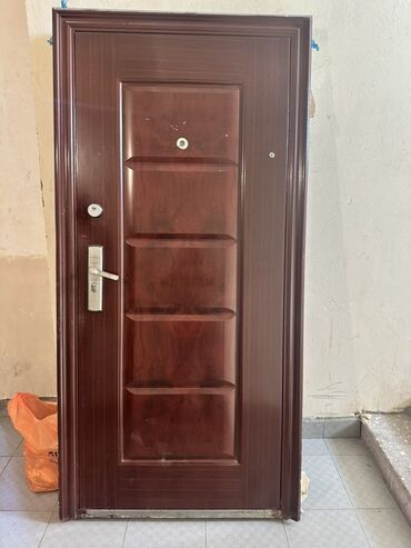 Boşqablar: Daxili istifadə üçün nəzərdə tutulmuş tünd qəhvəyi rəngli mənzil