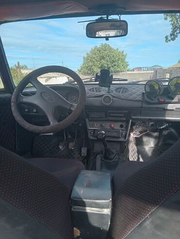 VAZ (LADA): VAZ 2101 (Jiquli) sedan – qırmızı rəng. Xüsusiyyətlər və təchizat: - — 7