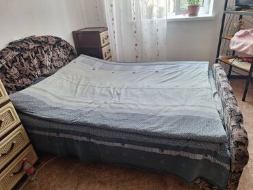 двуспальная кровать с подъемным механизмом: Двуспальная кровать, Б/у, С матрасом, ЛДСП, длина - 180 см