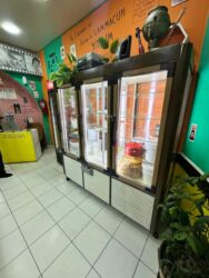 Gözəllik və estetika avadanlığı: Vitrin soyuducu – 1400 AZN Üç qapılı şüşə vitrindir, restoran, kafe