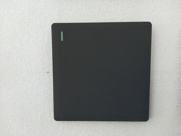 saat sensor: Qara rəngdə, kvadrat formalı sensorlu divar açarı. Yuxarı sol küncündə