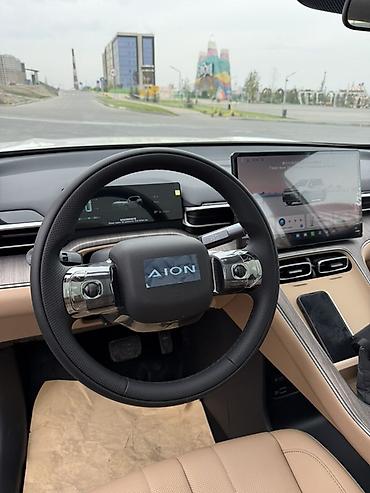 aion v plus 2024: Электрический кроссовер AION в белом цвете. Современный SUV с — 5