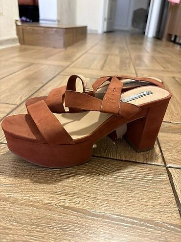 lale: Stradivarius qadın sandaleti - Model: platformalı, qalın kvadrat — 1