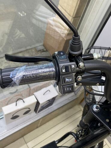 Скутеры: Электроскутер городского типа - Прочная рама и широкое мягкое седло - — 9