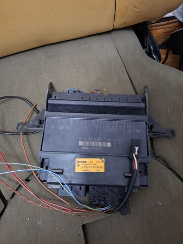 Oturacaqlar: Mercedes W220nin ön oturacaqları. Üzərində paduşkaları, blokları var — 10