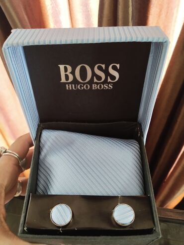 jakne hugo boss: Hugo Boss komplet kravata manzetne i maramica novo 100% svila.Boja je