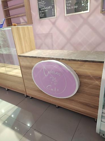 Kassa avadanlığı: Kafe vitrin kassalı ön stend - Material: təbii ağac teksturalı MDF — 1