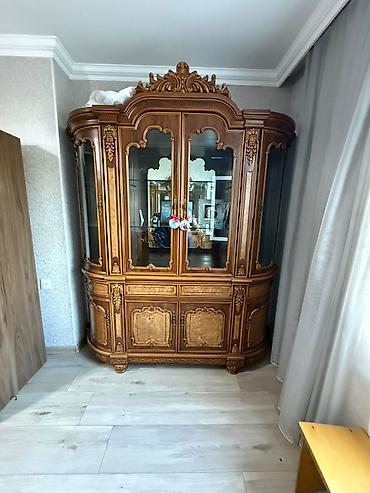 Klassik üslubda, zəngin oyma detalları ilə işlənmiş iri