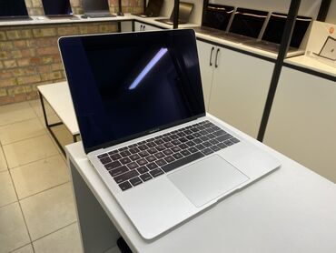 apple macbook 13 white: Ноутбук, Apple, 8 ГБ ОЗУ, Intel Core i5, 13.3 ", Для несложных задач, память SSD