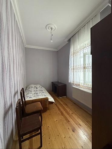 keşlə ev: Kirayə üçün otaq - İşıqlı, sakit məhəlləyə baxan tək nəfərlik otaq - — 1