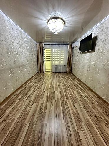 Кухонные гарнитуры: - Угловая кухня с верхними шкафами до потолка в нежно-голубом цвете — 14