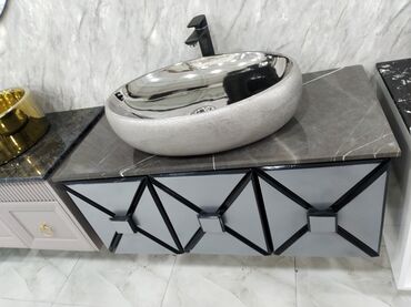 переходник ide sata: Qonaq otağı və ya hamam üçün nəzərdə tutulmuş, müasir dizaynlı dolablı