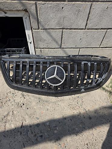 range over: Решётка радиатора Mercedes-Benz Sprinter с центральной эмблемой. - — 1