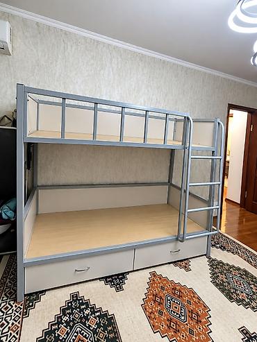 Двухъярусная кровать с металлокаркасом и встроенными ящиками. -