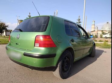 запчасти на нексия 2: Хэтчбек Volkswagen Golf IV ярко-зеленого цвета. Автомобиль имеет