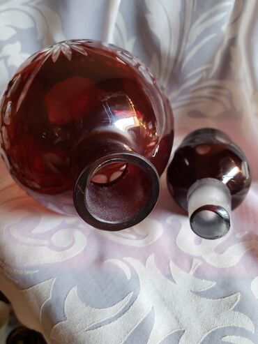 Čaše: Flasa kristal,rubin boje za zestoko pice. 60,70te. Flasa — 11