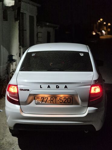 VAZ (LADA): Barter de var Lada Granta modelinin bu ağ rəngli sedanı dörd qapıya və — 20