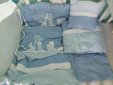 ogradica za bebe: Tri Drugara posteljina za krevetac za bebe • Punjena posteljina sa