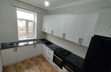 Mətbəx mebeli: Ağ rəngdə olan mətbəx mebeli dəsti. Qaz plitəsi və aspirator üçün — 39