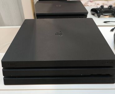 PS4 (Sony Playstation 4): Yaxşı vəziyyətdədi içində 10-a yaxın məşur oyunlardan var proşivkalı — 2