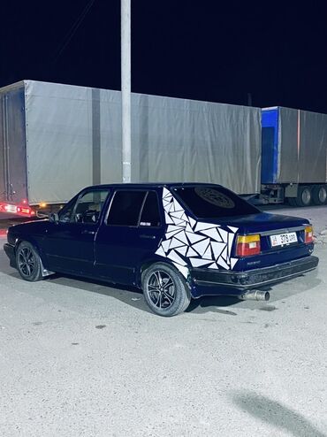 женил жук ташуучу унаа: Автомобиль Volkswagen Jetta синего цвета, оснащенный черными