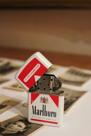зажигалки оптом: Белая зажигалка с логотипом Marlboro, выполненная в дизайне