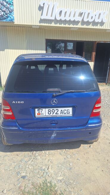 маленькая машина: Элегантный синий хэтчбек Mercedes-Benz A-Class A160. Эта модель