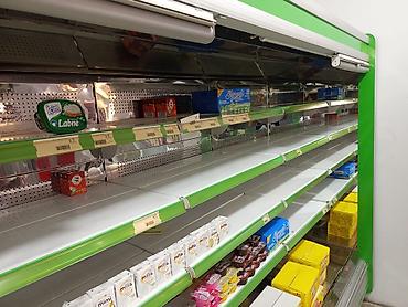 2.3 kompressor: Mağaza üçün açıq tip soyuducu vitrin - Brend: JVI (üst paneldə loqo — 2
