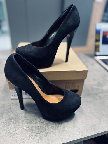 Туфли: Пара черных туфель на высоком каблуке от Steve Madden. Эти элегантные