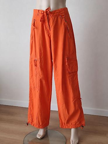 split ender cena: Narandžaste cargo pantalone širokog kroja, u odličnom stanju - Model — 1