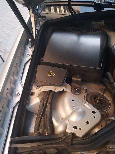 w211 radiator: Mercedes-Benz E-Class sedan (W211), gümüşü rəng. - Kuzov: 4 qapılı — 10