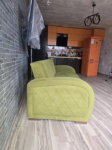 Yaşıl rəngli divan - Müasir minimal dizayn: yumru yan dayaqlar, alçaq