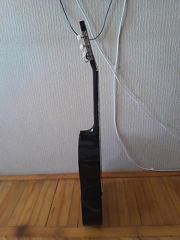 Gitaralar: Klassik gitara – kəsik korpuslu (cutaway), 6 simli, qara parlaq rəng — 3