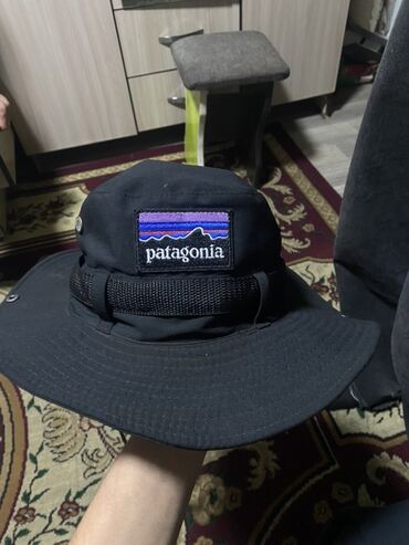 Шапки: Черная панама Patagonia с широкими полями. На передней части