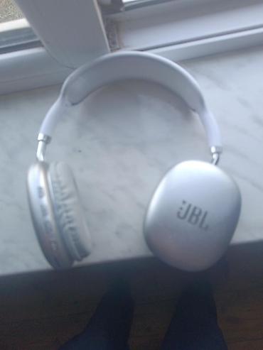 JBL over‑ear simsiz qulaqlıq - Rəng: gümüşü/ağ - Üzərində JBL loqosu