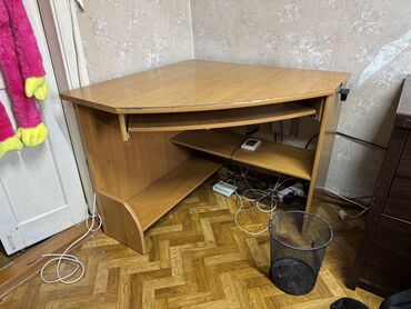 Компьютерные столы: Продаю стол под компьютер
