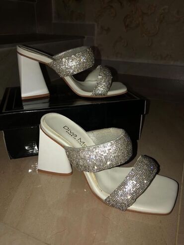 qaçış üçün qadın krosovkaları: Məhsul: Diva Moda markalı qadın sandaleti - Rəng: Ağ altlıq, gümüşü