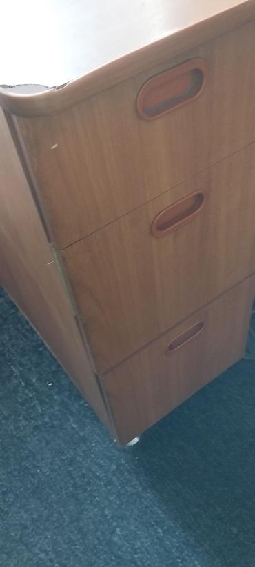 red centr: Продаю стол-школьный. очень удобный. торг уместен — 5